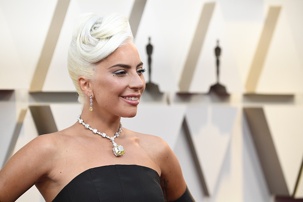 Lady Gaga wearing the 128.54 carat Tiffany diamond necklace at the 2019 Oscars that features cushion cut yellow diamond