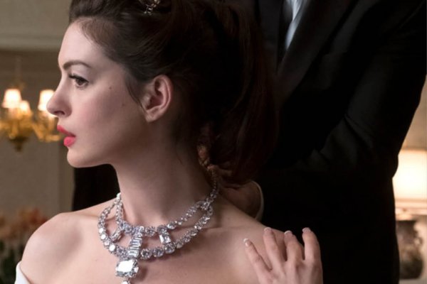 Anne Hathaway profile image of her trying on the diamond Jeanne Toussaint necklace in Ocean's 8 which feature dozens of large round and cushion cut diamonds