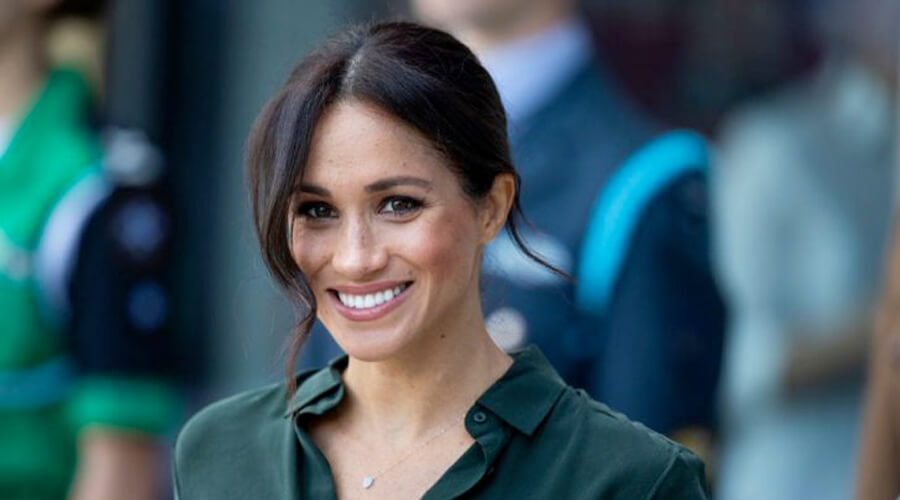 When & Why Celebs Bought Their Own Natural Diamonds—and Why You Should Too 3 Teardrop diamond pendant necklace comprised of yellow gold worn by Meghan Markle