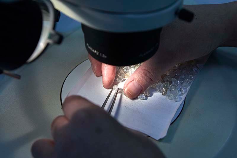 Sorting Rough Diamonds