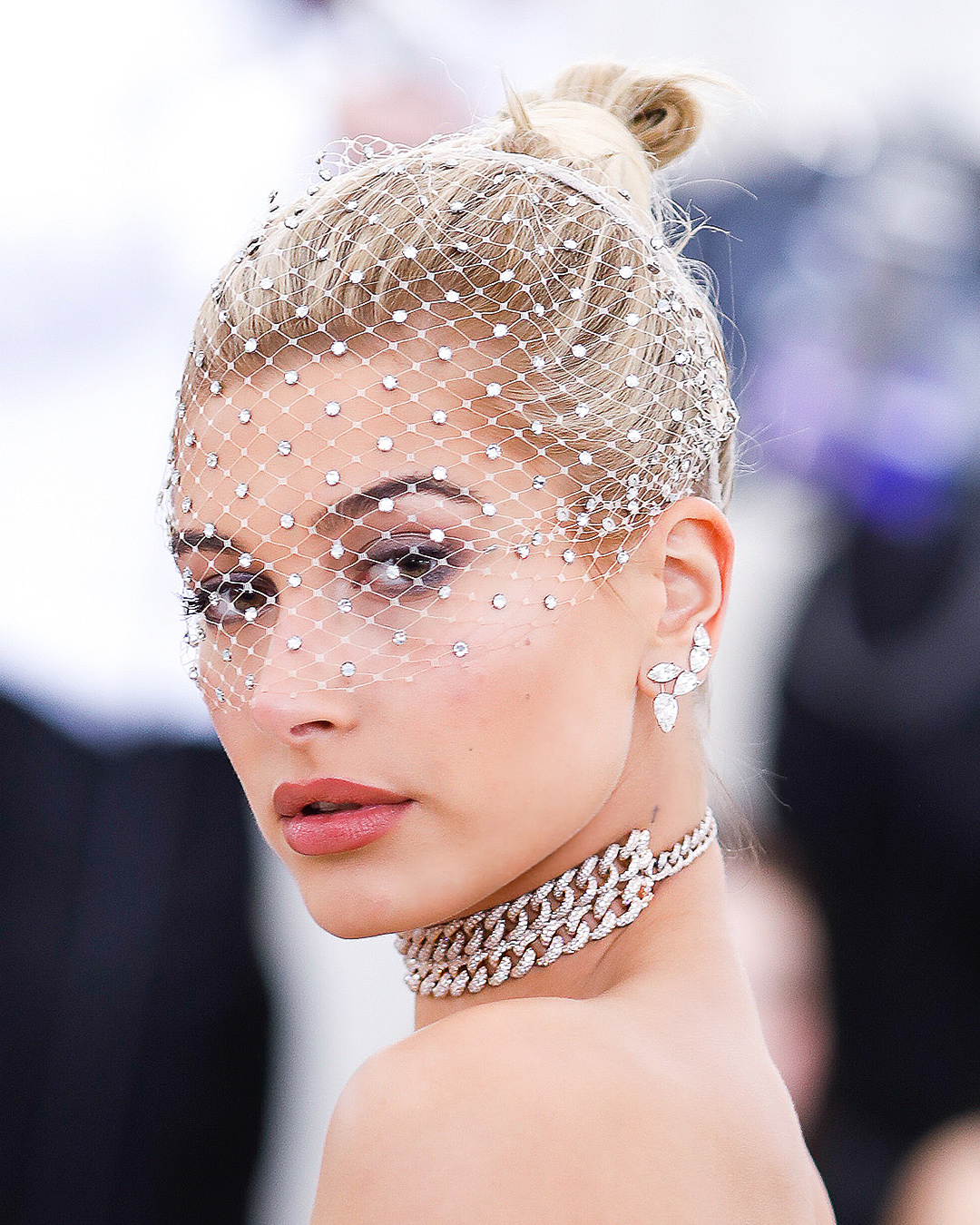 Hailey Baldwin Swaps Engagement Ring For Diamond Wedding Band And Is She  Already Married?