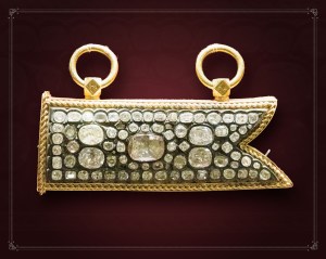 Buckle in gold set with foiled flat-cut diamonds in a traditional gold-leaf Kundan setting
