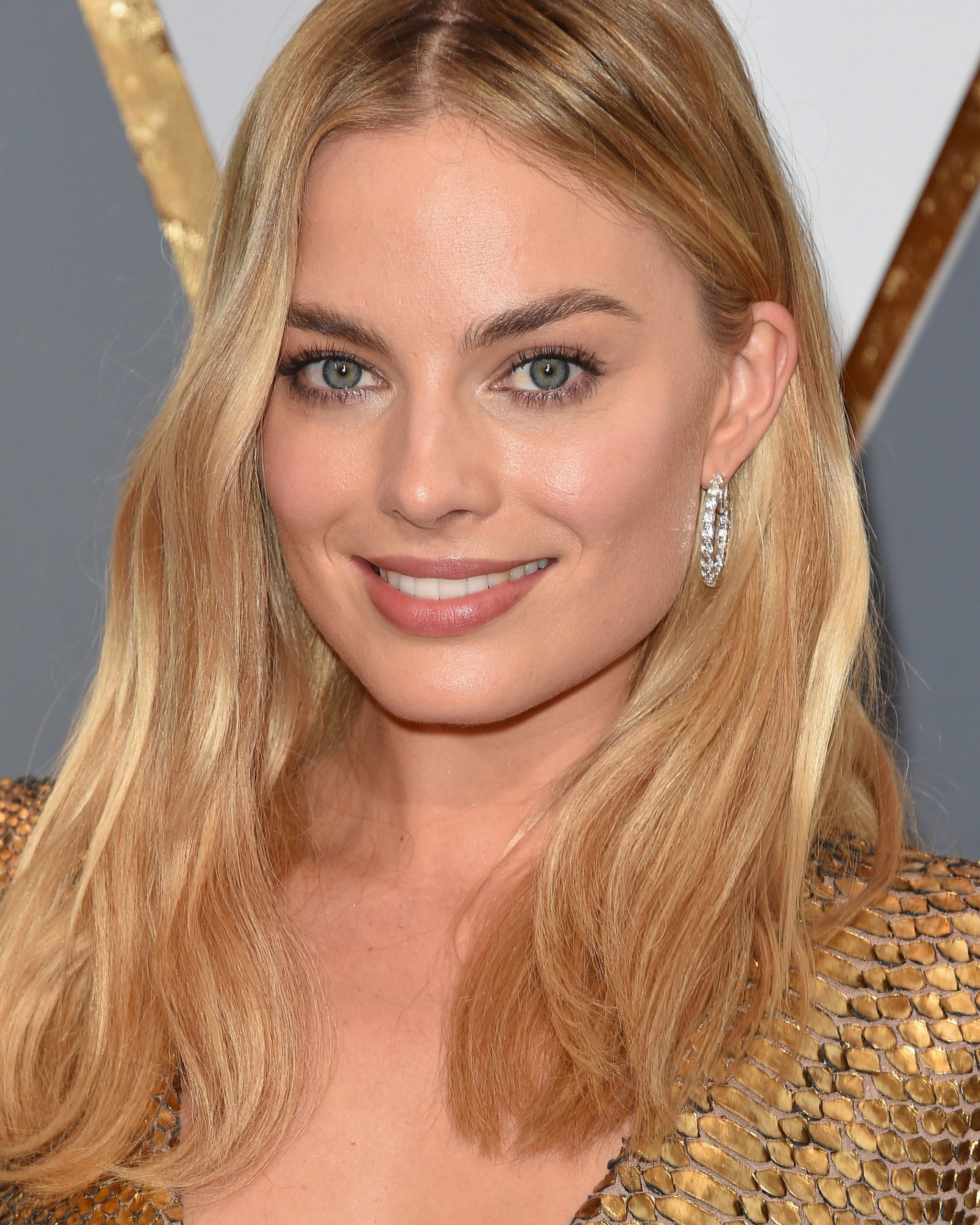 Diamond hoop earrings in white gold worn by Margot Robbie at the 2016 Academy Awards