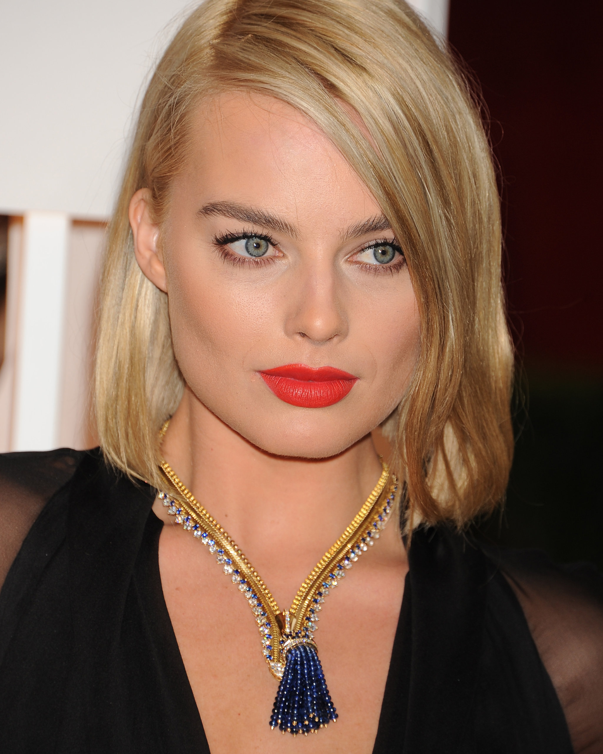 Margot Robbie wearing a zip diamond necklace with round cut diamonds and blue sapphires in gold at the 2015 Academy Awards