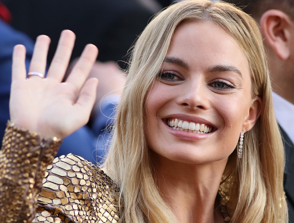 Why Diamond Hoop Earrings Are a Style Staple—Then and Now 3 Margot Robbie red carpet look featuring 34mm Inside Outside Diamond Hoop earrings from Forevermark at the 2016 Oscars