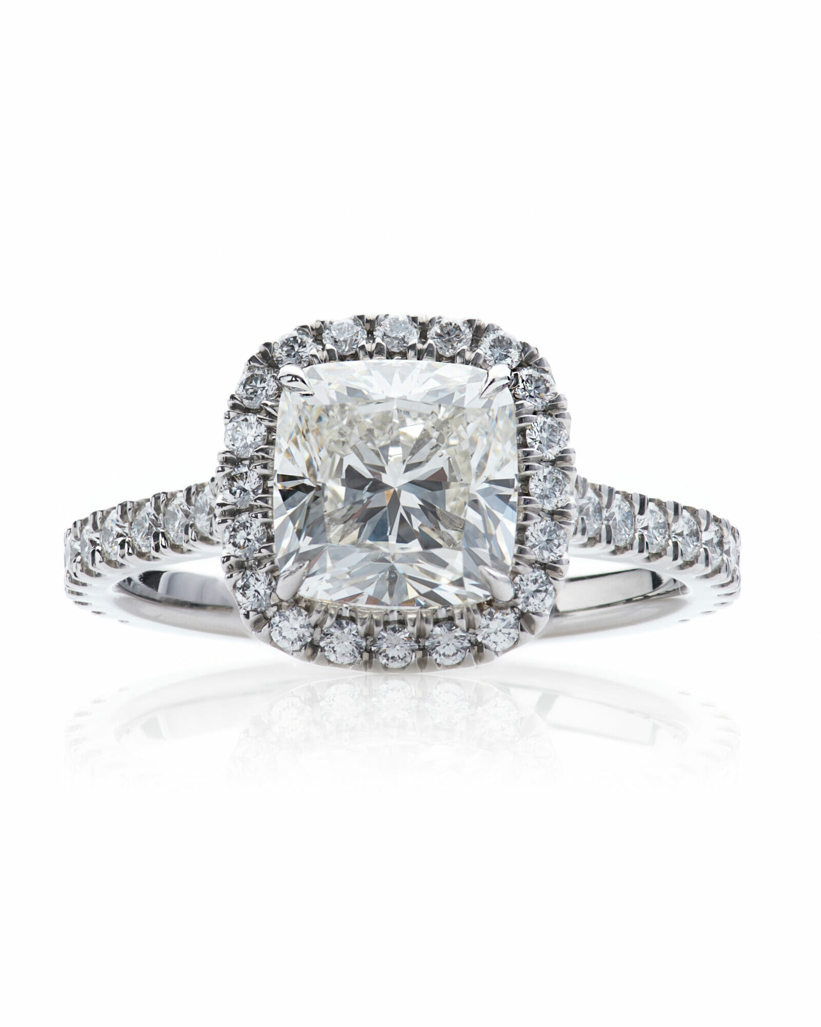 Bague de fiançailles en platine et diamant  de taille coussin et accompagné de diamant taille brillant
