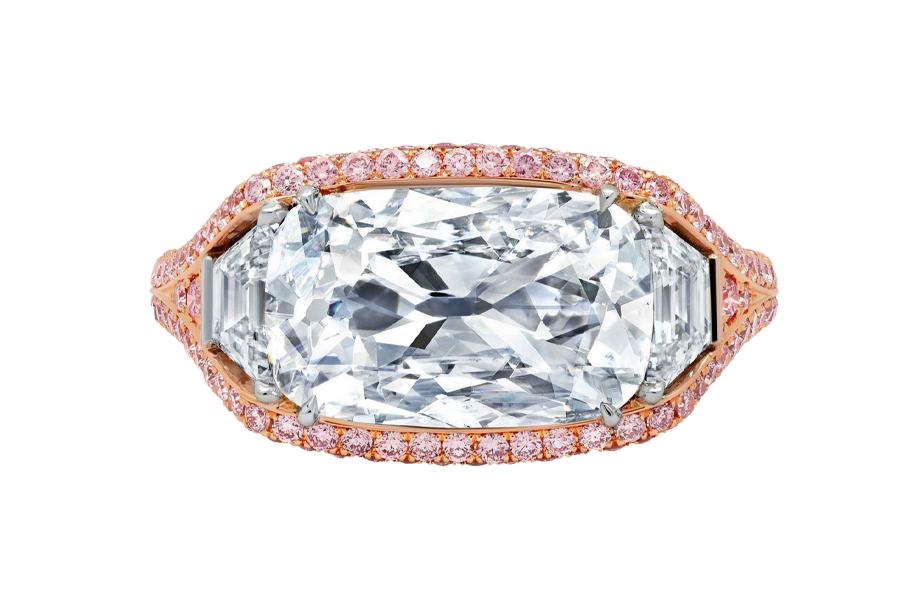 Bague en diamant taille coussin avec 2 diamants trapèzes sertis sur de l’or rose 18ct avec des diamants roses