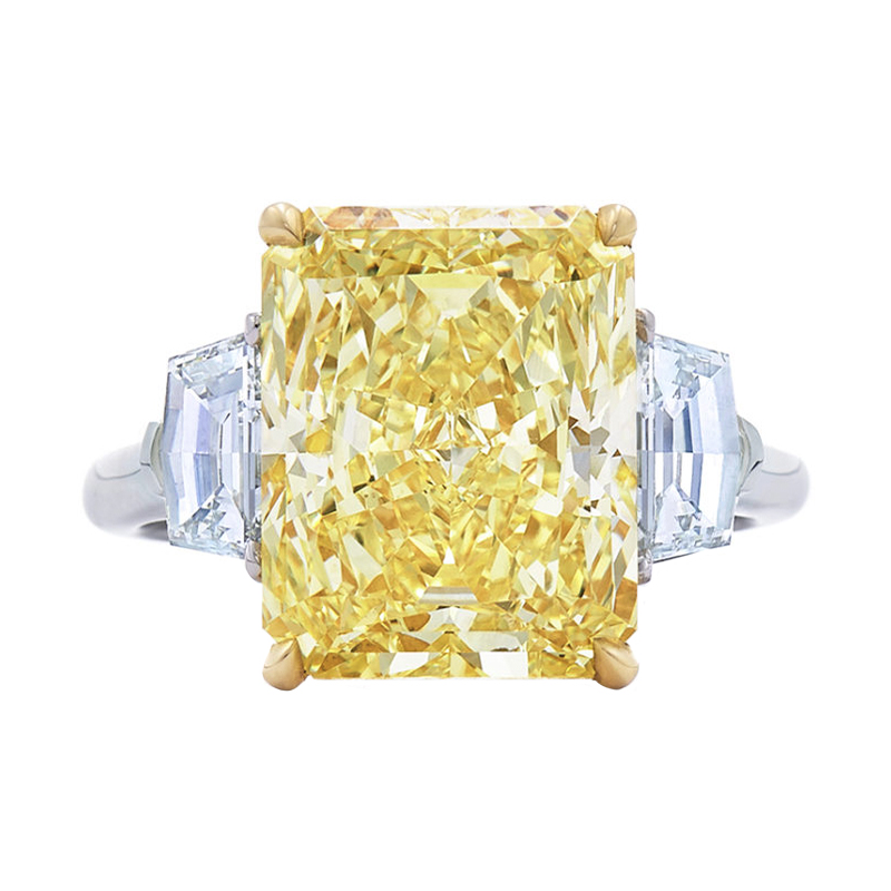 Bague de fiançailles en diamant jaune taille radiant  avec deux pierres latérales