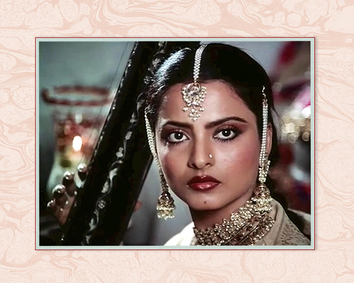 Just like the one style icon Rekha wore in the classic film 'Umrao Jaan', a natural diamond solitaire makes for a timeless nose stud.