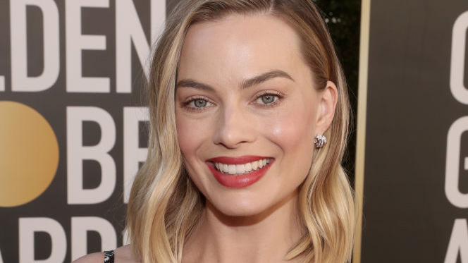 The Golden Globes Red Carpet Kicks Off Awards Season—And Consequently, the Year's Most Illuminating Diamond Trends 1 golden-globes-margot-robbie-diamonds