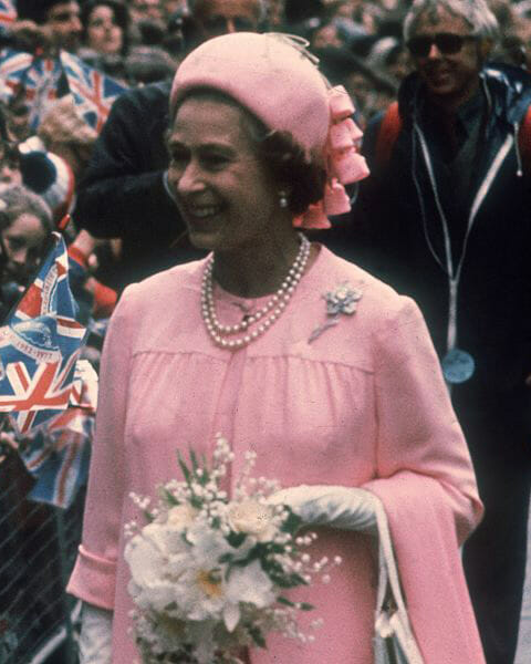 The Queen wearing the Williamson Pink Diamond Brooch in 1977.