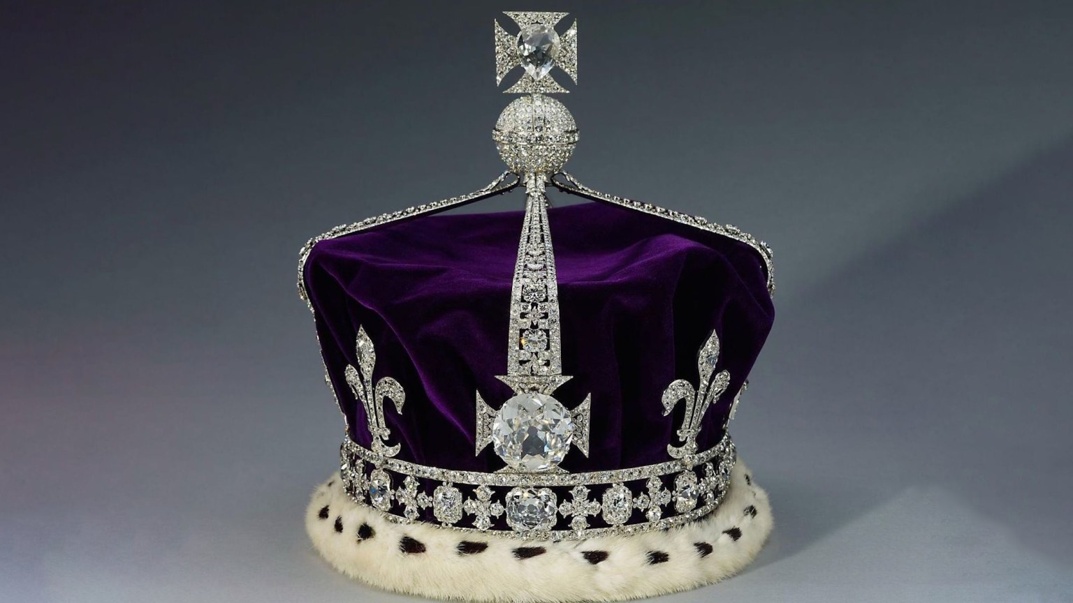 Le Koh-i-Noor est l'un des plus grands diamants taillés au monde, avec un poids de 105,6 carats (21,12 g)[a]. Il est actuellement serti sur la couronne de la reine Elizabeth, reine mère.
