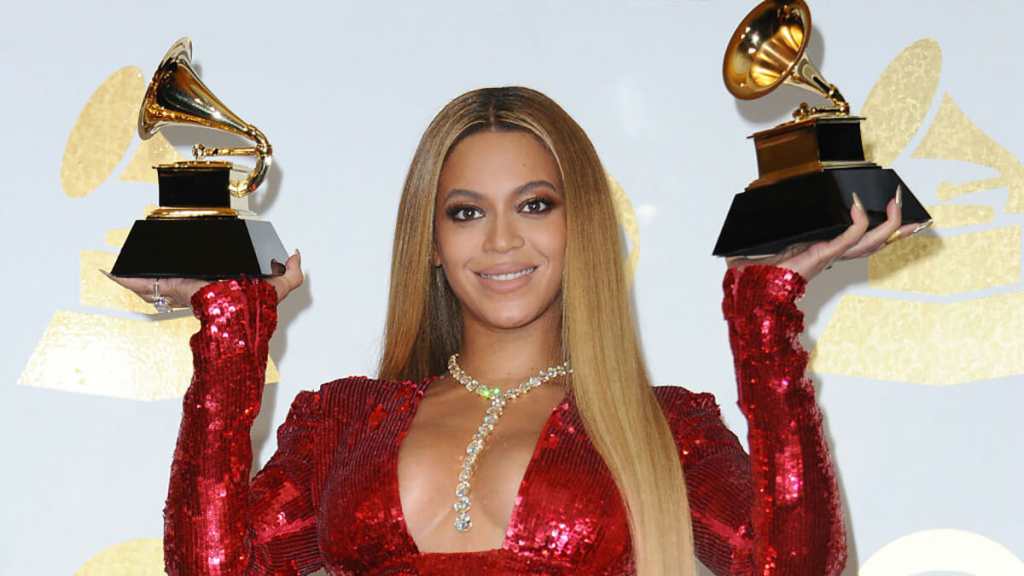 Beyonce at the Grammy awards wearing Lorraine Schwartz diamonds