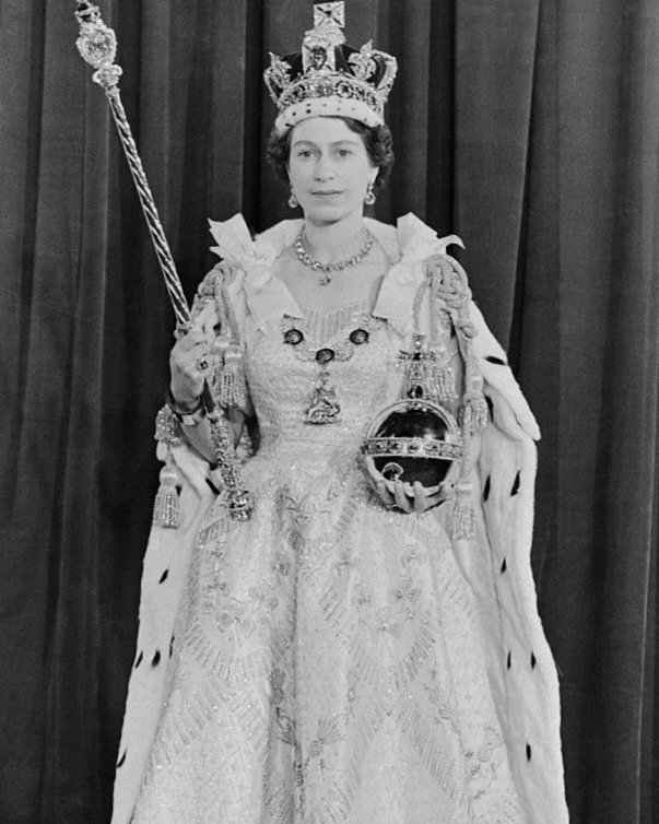 Queen Elizabeth II on her coronation day in 1953, holding the Sovereign’s Sceptre with Cross—topped with the Star of Africa Diamond—and the Sovereign’s Orb.