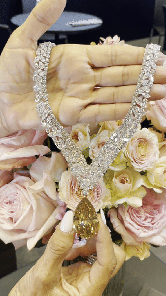 couture jewelry show diamond necklace