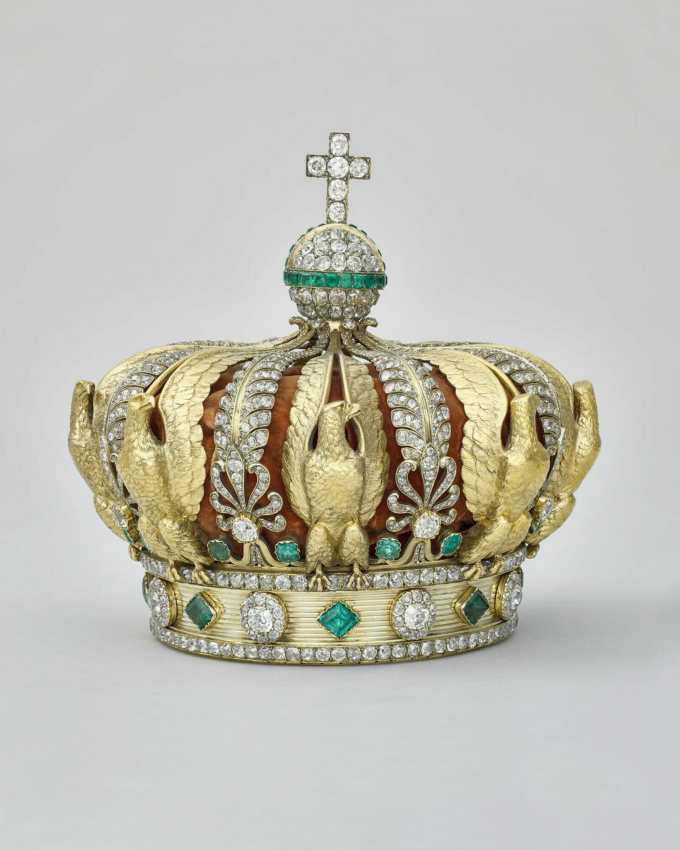 Empress Eugénie's crown featuring 1,354 diamonds and 56 emeralds. lost diamonds french crown jewels