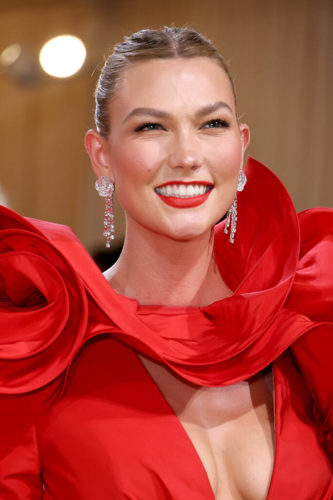 2021 met gala jewelry looks diamonds red carpet de beers karlie kloss earrings