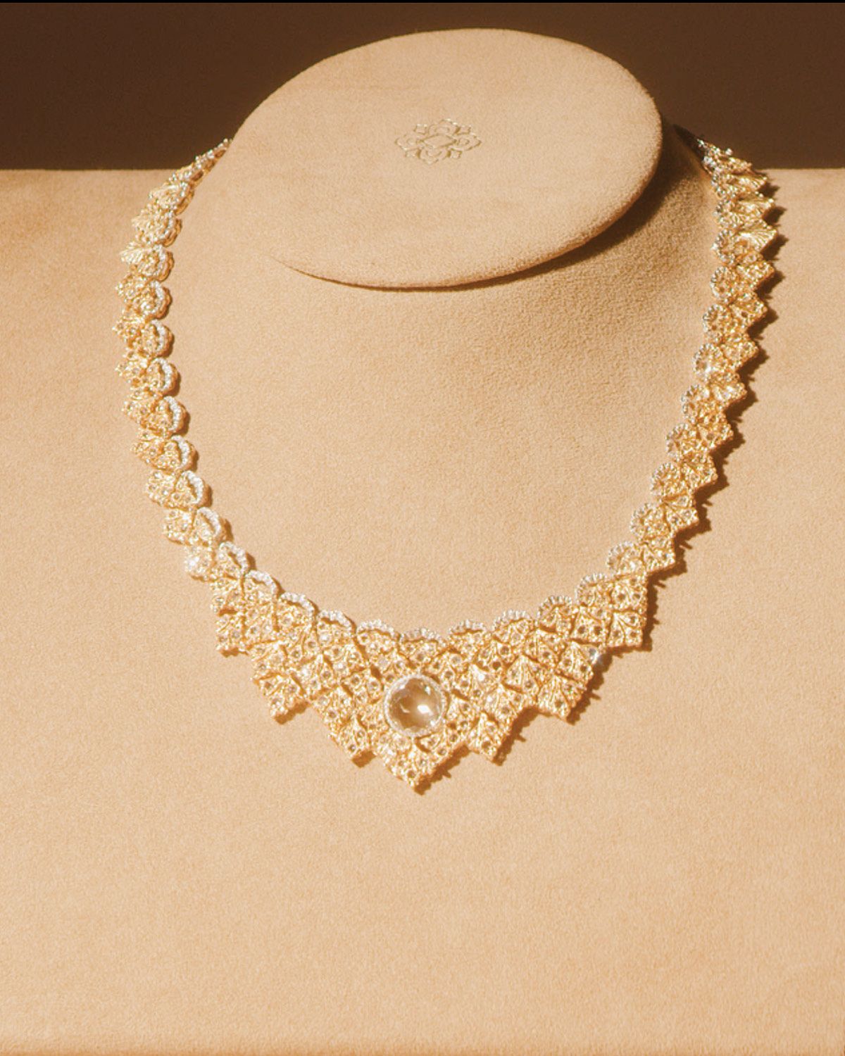 The House Buccellati Built: High Jewellery Meets Italian Style 5 Buccellati diamond nechlace