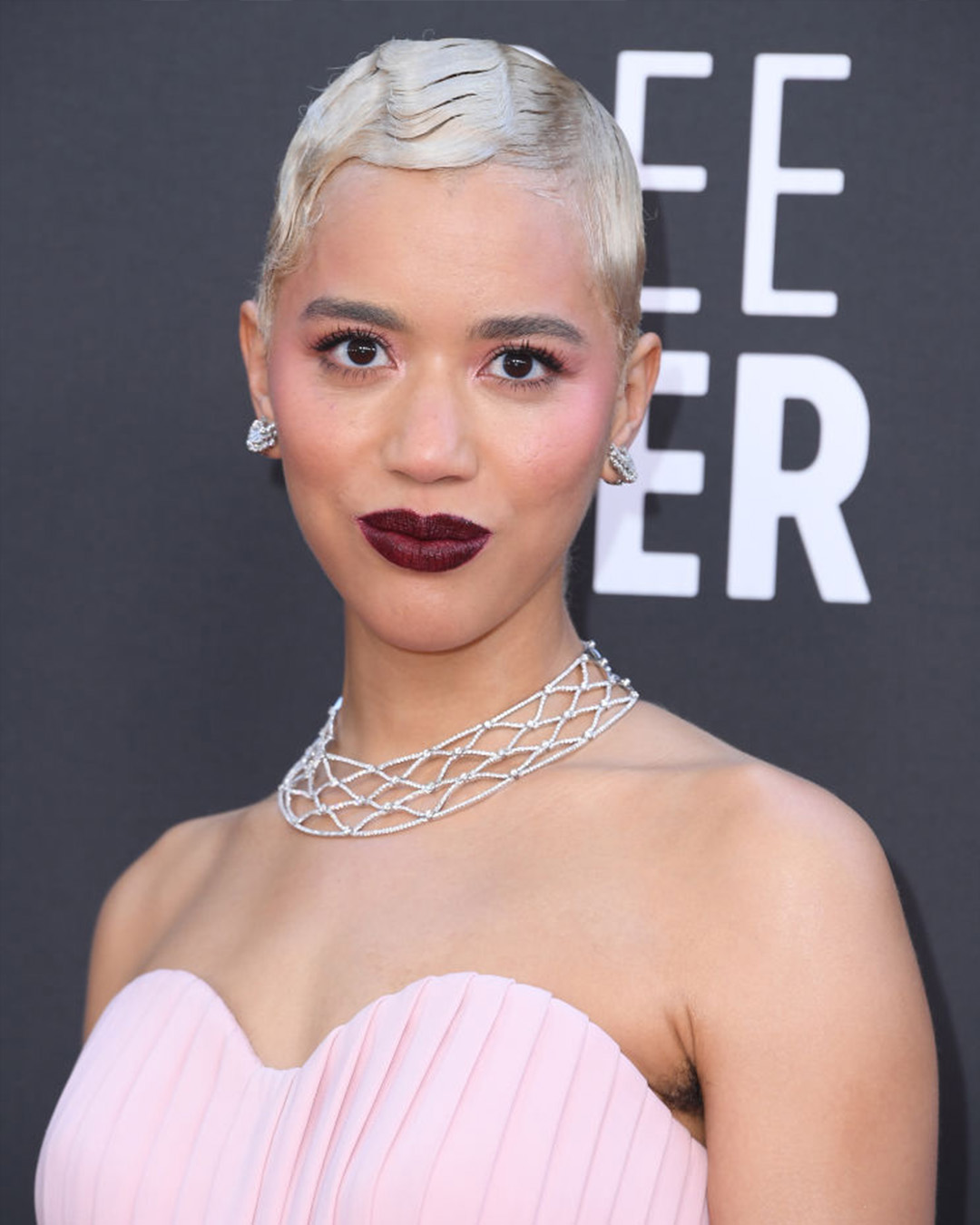 jasmine savoy brown critics choice awards diamond jewelry