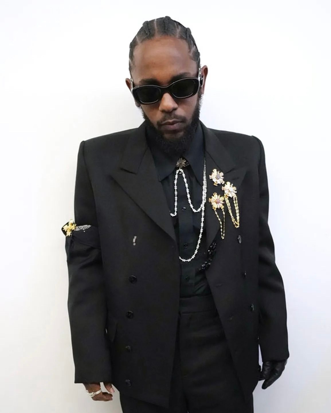 Kendrick Lamar exemplifies the modern dandy diamond style in a Tiffany vintage brooches.