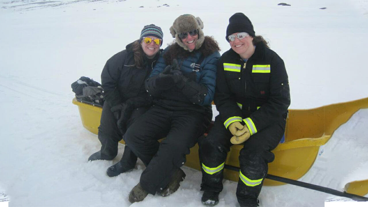 Journée de la Terre : Cette Scientifique Nous Dévoile la Vérité sur les Diamants Durables 1 earth day sustainable diamonds allison r armstrong ice sampling canada