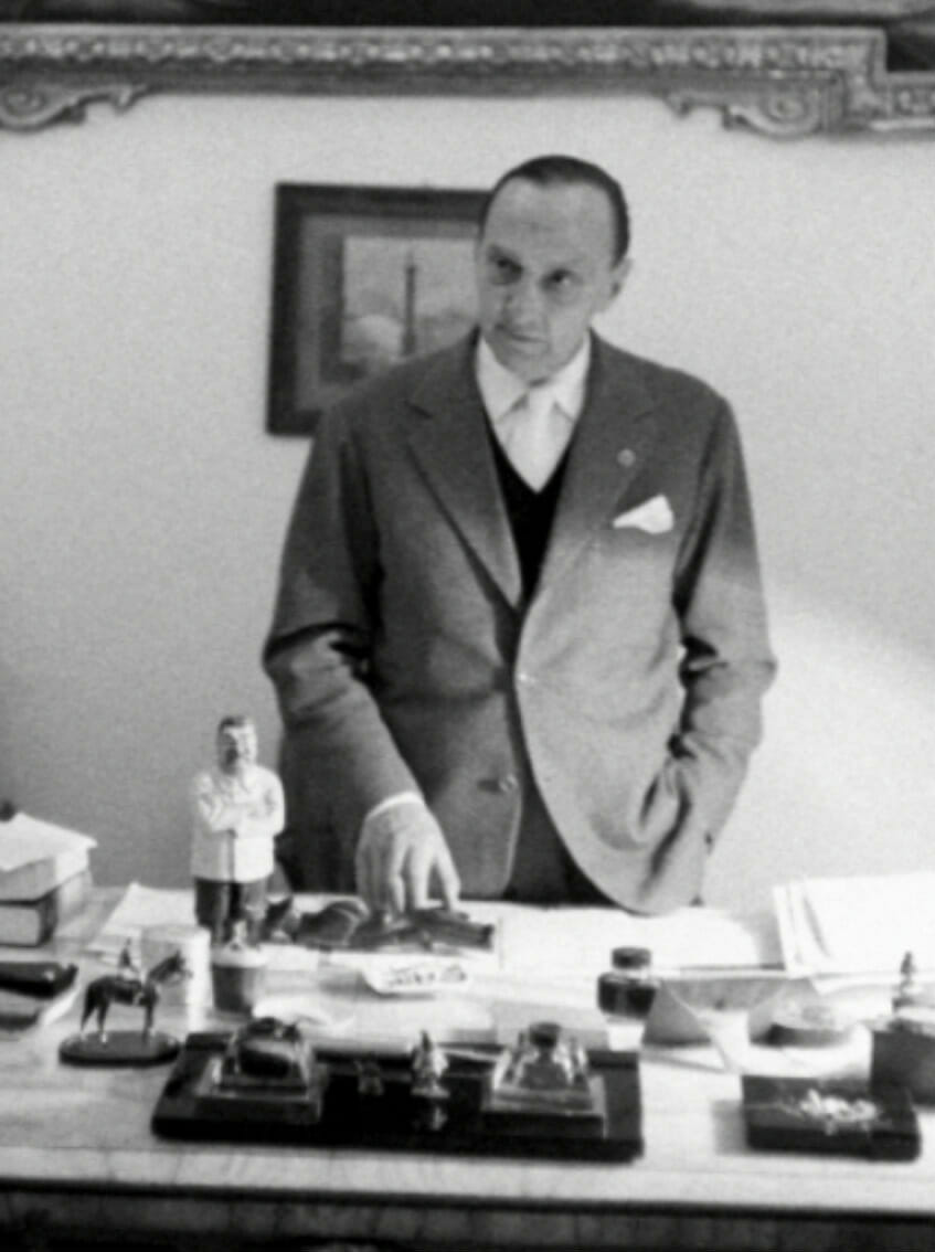 Renato Angiolillo, who was a founder of the Rome newspaper Il Tempo and served as an Italian senator, bought the diamond in 1960.