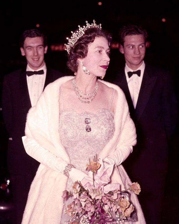 Royal Brooches Queen Elizabeth II wears the "Granny's Chips" brooch in 1962.
