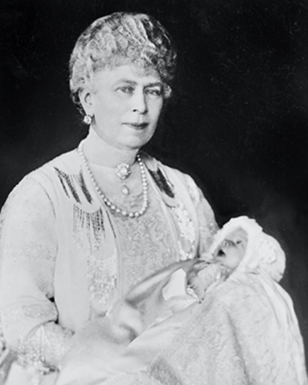 The Story of Granny’s Chips, the Most Valuable Brooch in the World 6 Queen Mary and granddaughter Elizabeth