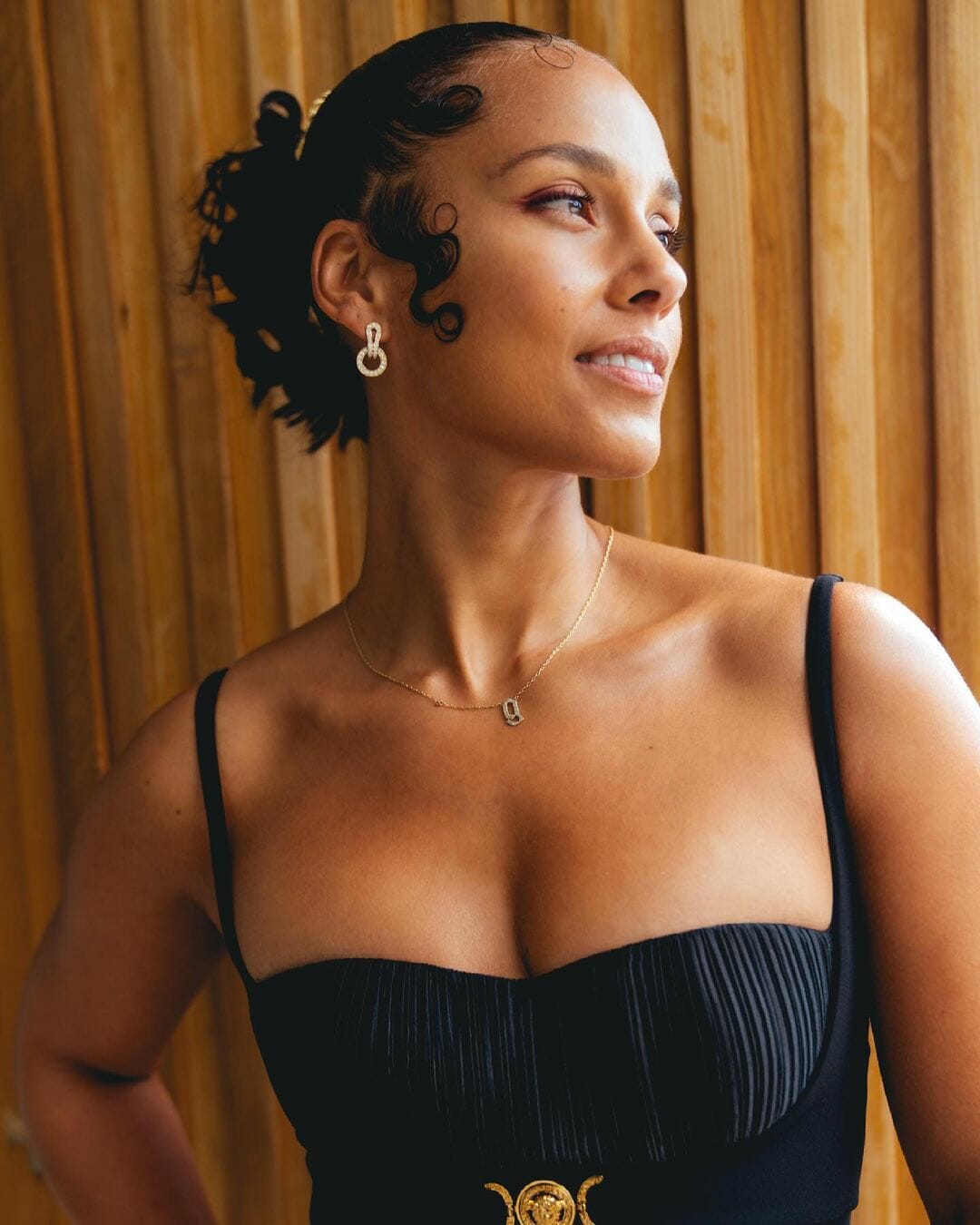 Alicia Keys wearing a diamond pendant