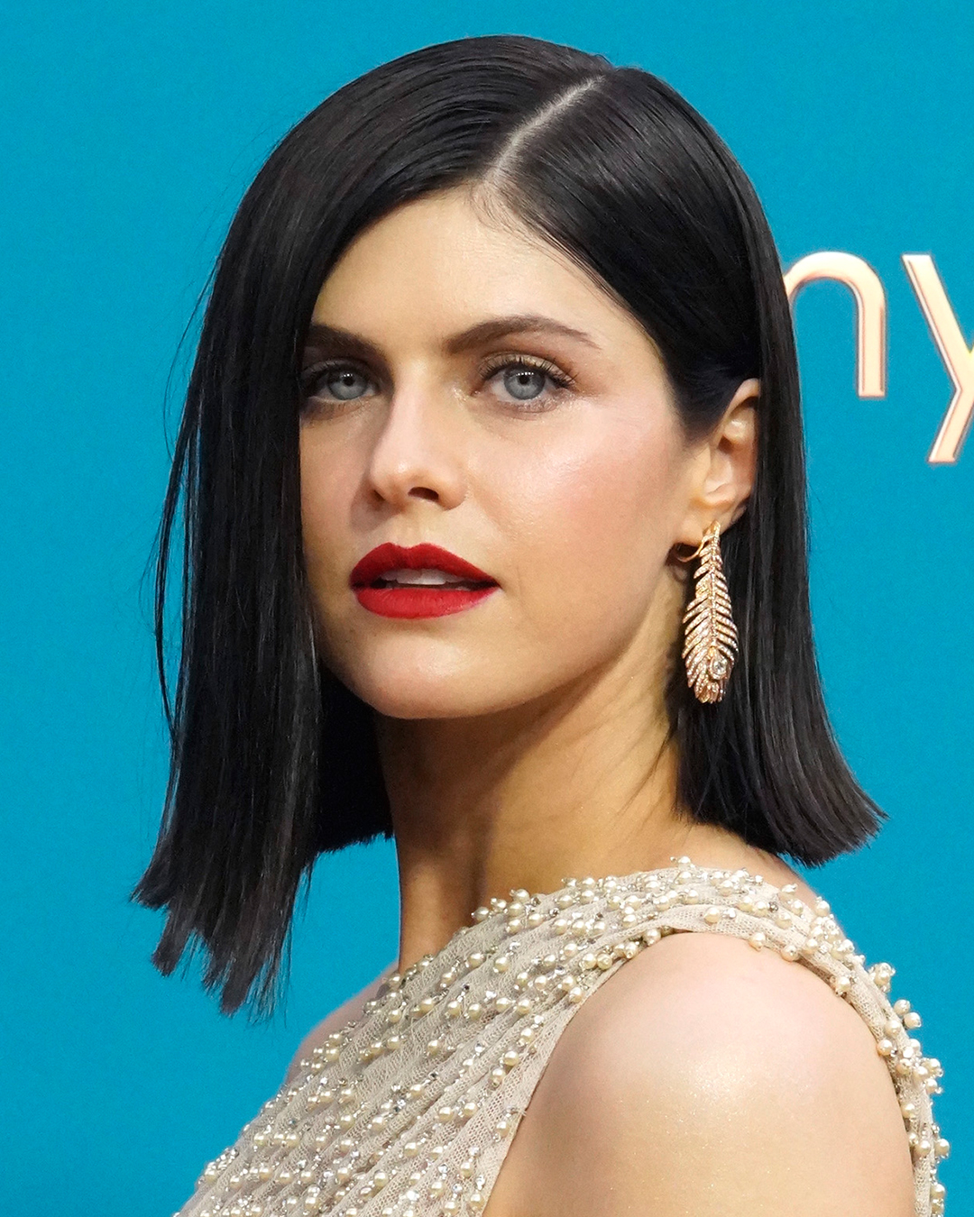 2022 emmys diamond jewelry looks alexandra daddario