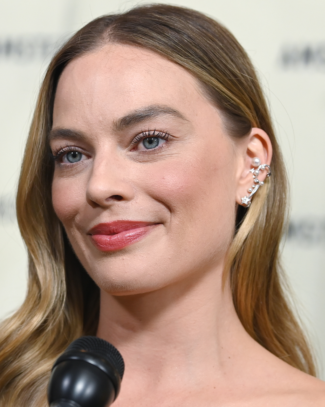 margot robbie natural diamond jewelry style looks