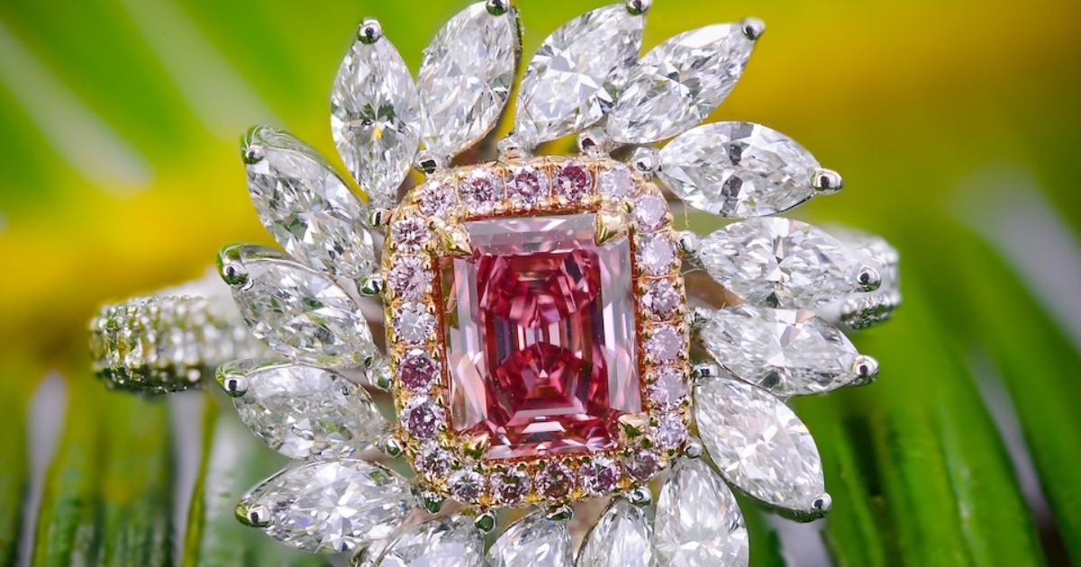 Fancy Red Diamond and Diamond Ring 彩紅色鑽石配鑽石戒指 | Magnificent Jewels | 2021 |  Sotheby's