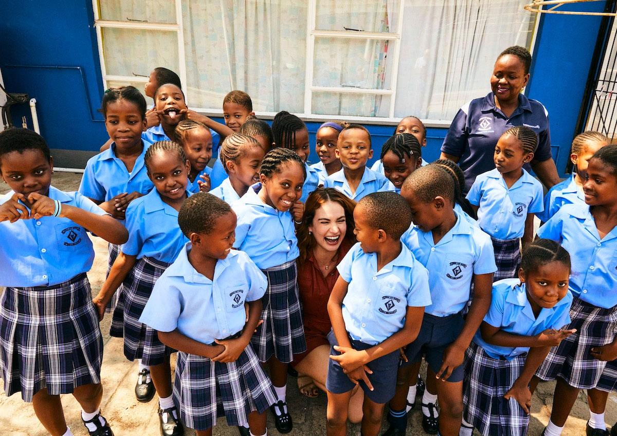  Lily James avec les écoliers de l’école Livingstone House et leur maîtresse Emily Mompe.