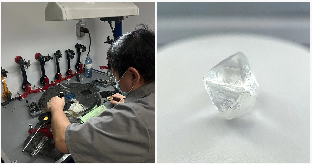 Un employé de Diamonds de Canada devant la roue de polissage des diamants et un diamant brut provenant du Canada.