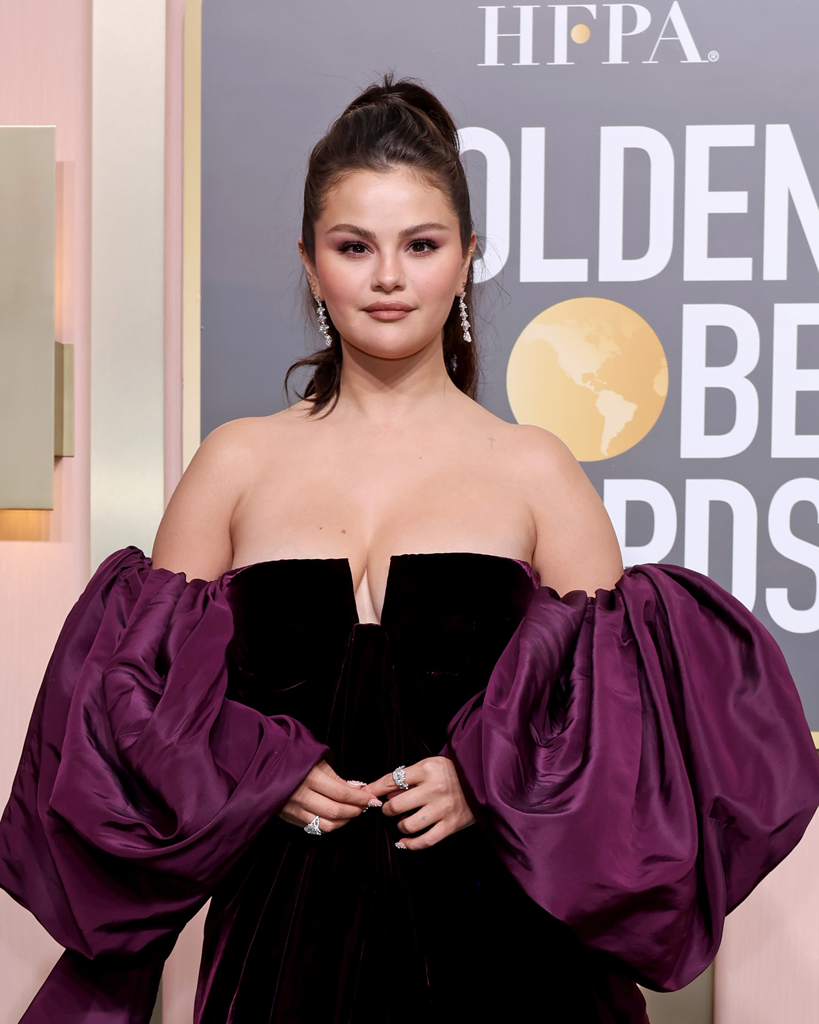 The Best Natural Diamond Jewellery Looks from the 2023 Golden Globes 9 jennifer coolidge golden globes 2023 red carpet natural diamond jewelry looks fashion style