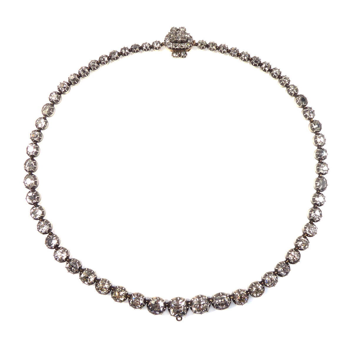 Découvrez les somptueux bijoux de “La Reine Charlotte : Un chapitre Bridgerton”