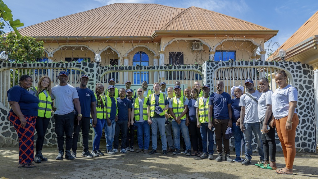 Sierra Leone Charts a New Diamond Story 9 GemFair team with De Beers Group CEO, Al Cook, at the GemFair buying office in Koidu, Sierra Leone