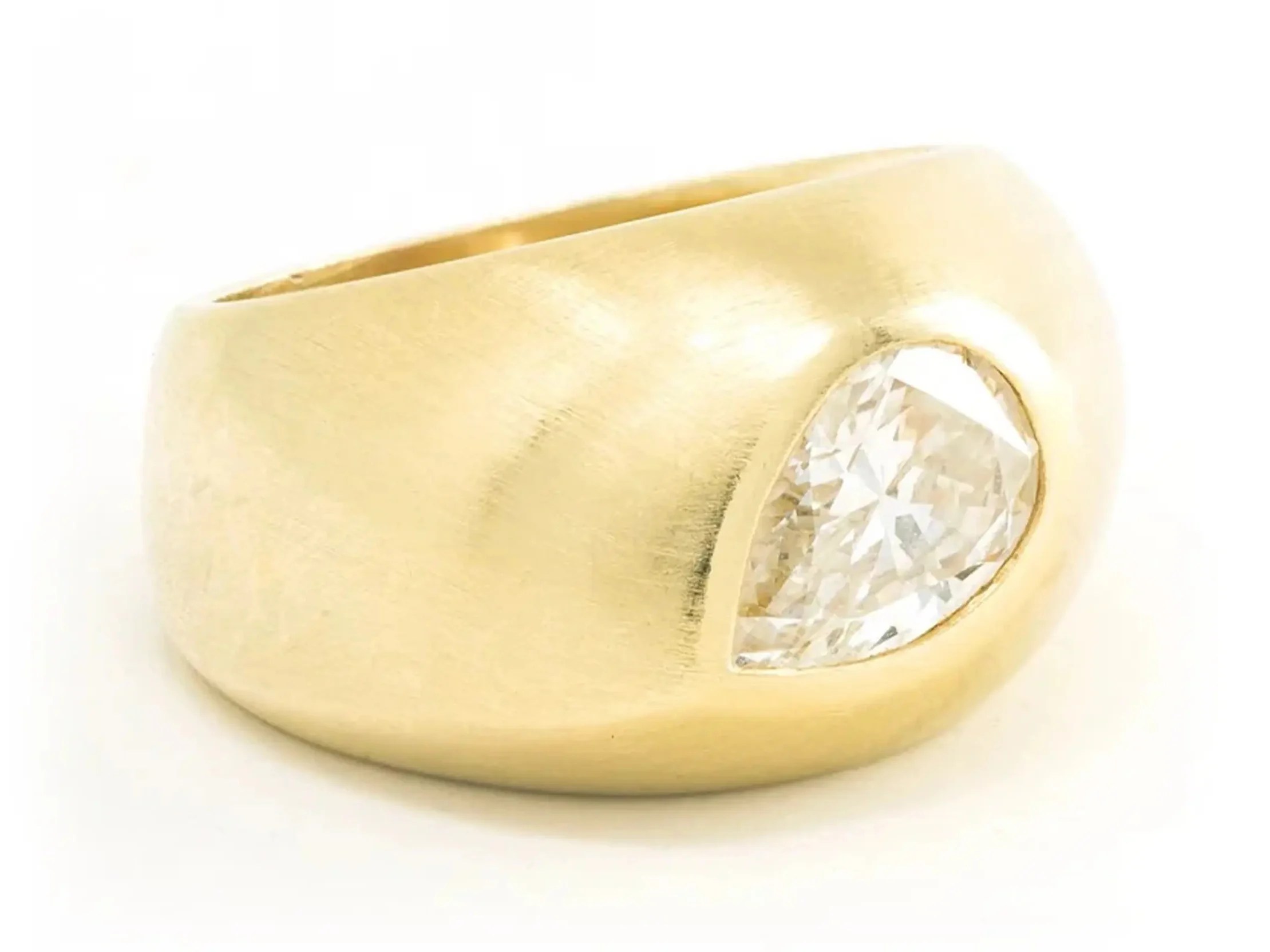 10 Bold and Bodacious Pear-Shaped Engagement Rings 11 pear shaped diamond ring