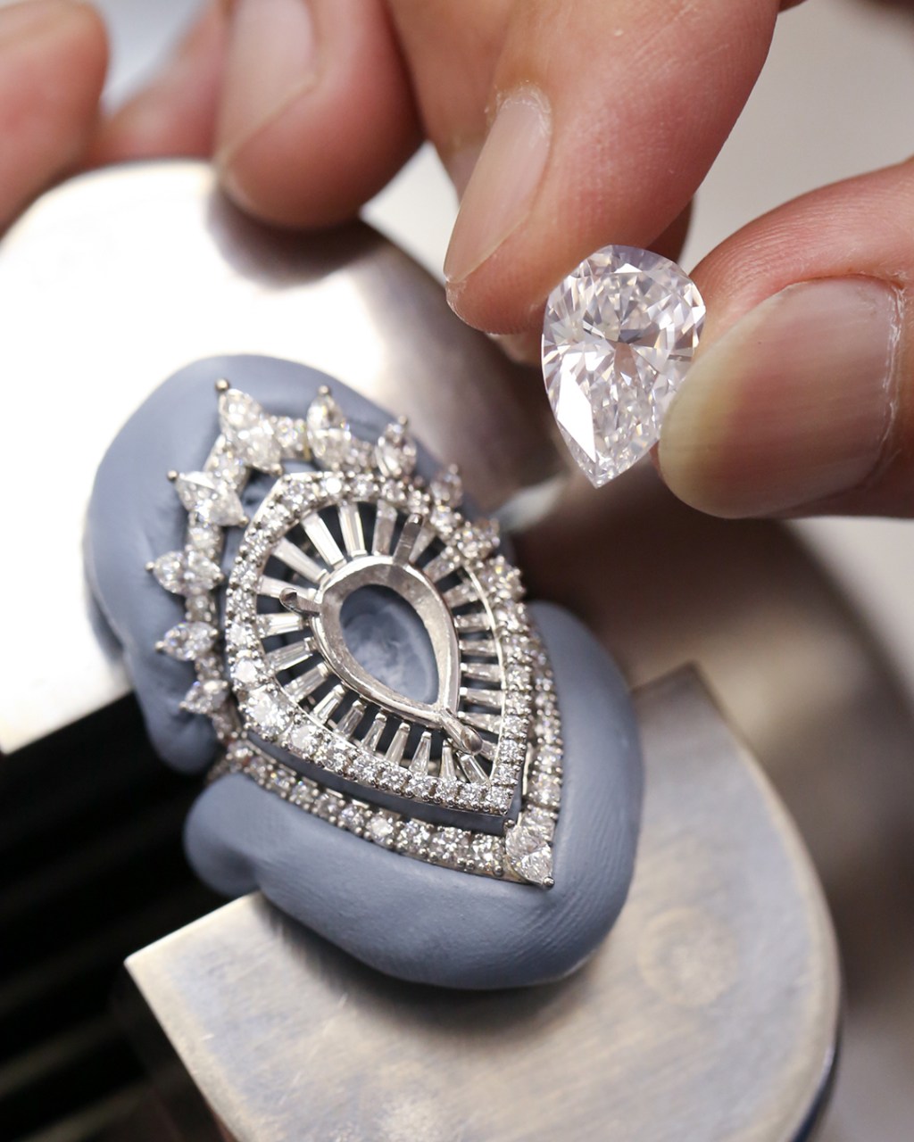 Louis Vuitton's New LV Diamonds Fine Jewelry Collection Gives Classics a  Modern Spin - Only Natural Diamonds