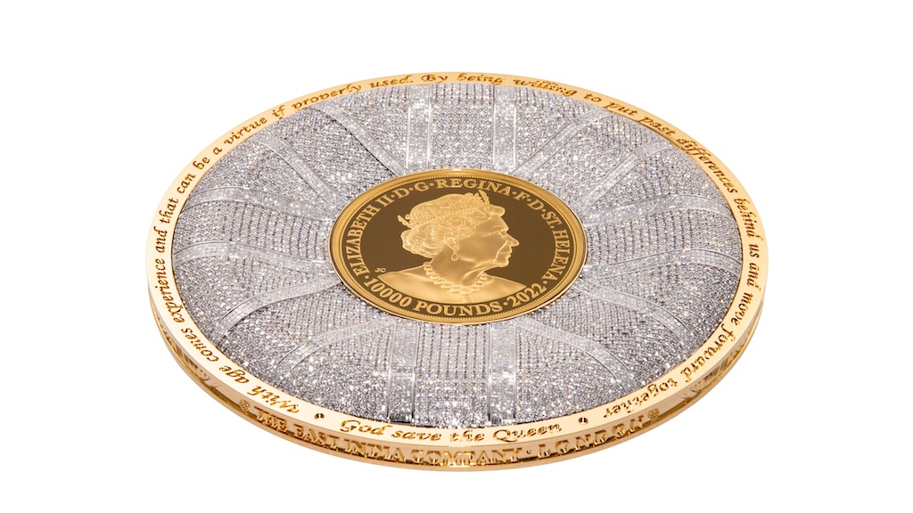 A Coin Drenched in Over 6,000 Diamonds Pays Tribute to Queen Elizabeth II 4 A Coin Drenched in Over 6,000 Diamonds Pays Tribute to Queen Elizabeth II