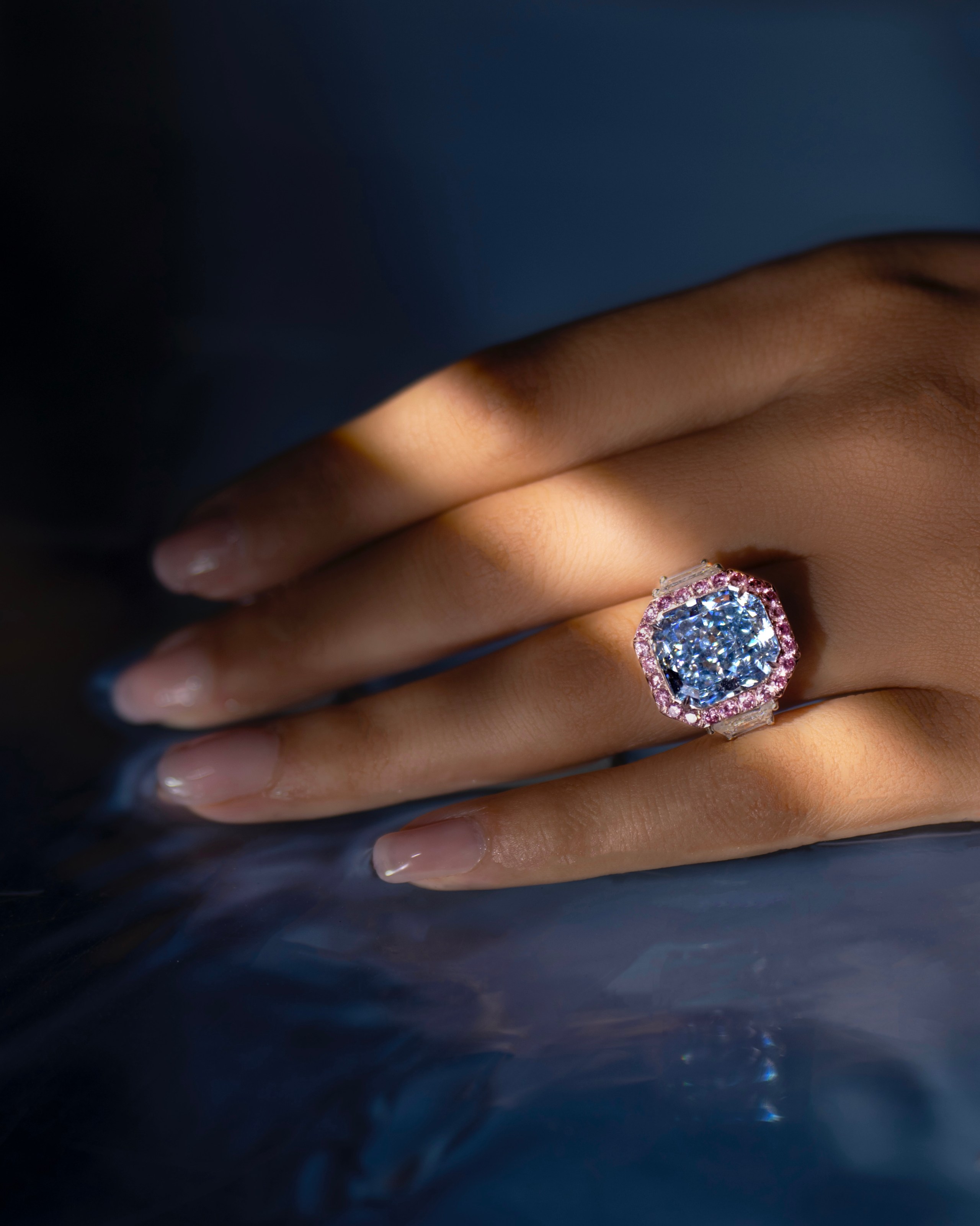 Ce Diamant Bleu Naturel Vient d'être Vendu pour la Somme Vertigineuse de 44 millions de dollars 3 Ce Diamant Bleu Naturel Vient d'être Vendu pour la Somme Vertigineuse de 44 millions de dollars