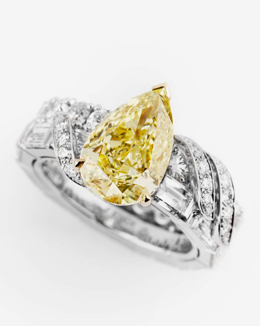 EPD HIJ Fendi High Jewelry FENDI Triptych High Jewelry FENDI FFluctus Ring IMG 4x5 1