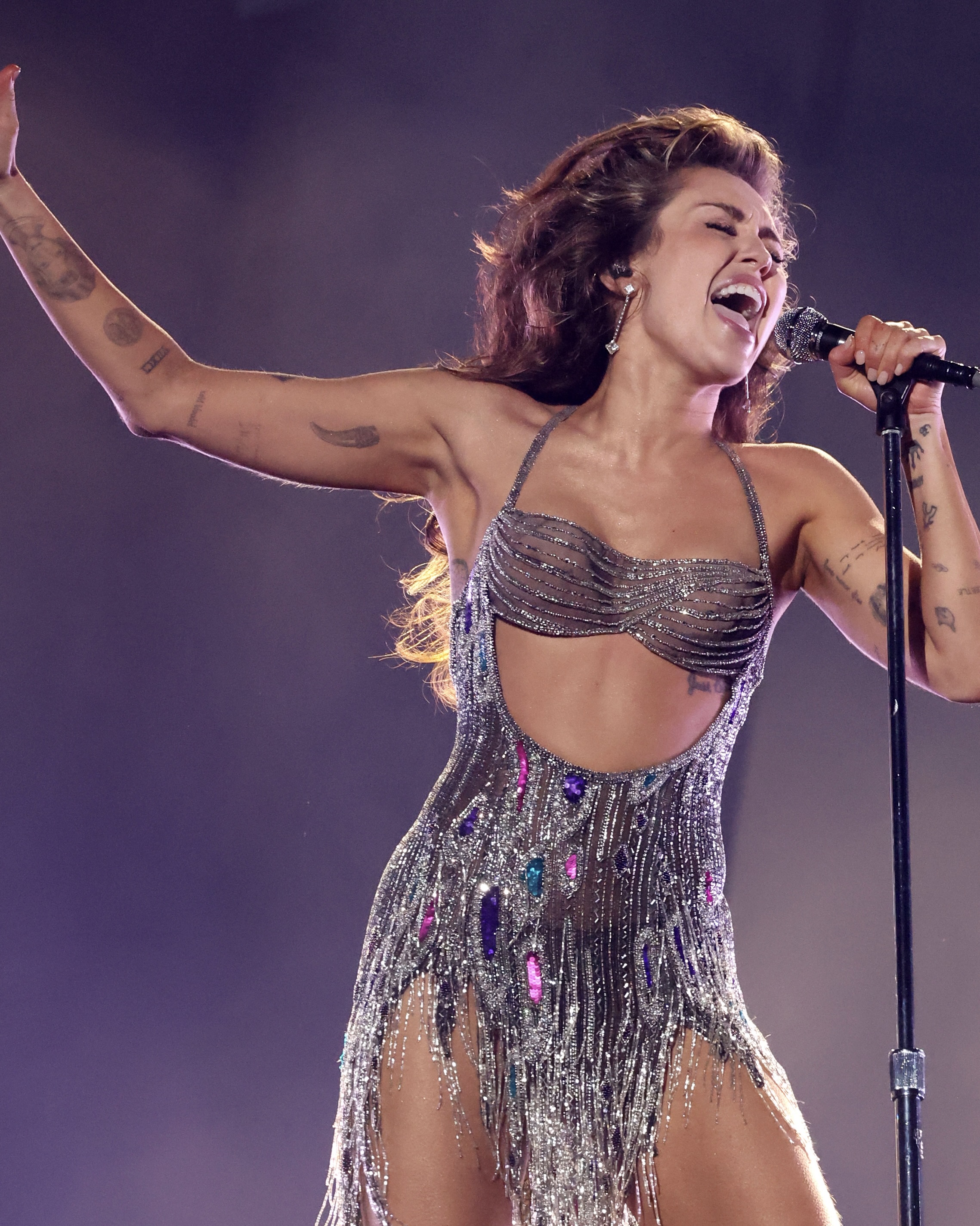 The Best Natural Diamond Jewellery Moments at the 2024 Grammy Awards 4 CULT CEL GLM 2024 Grammys Miley Cyrus