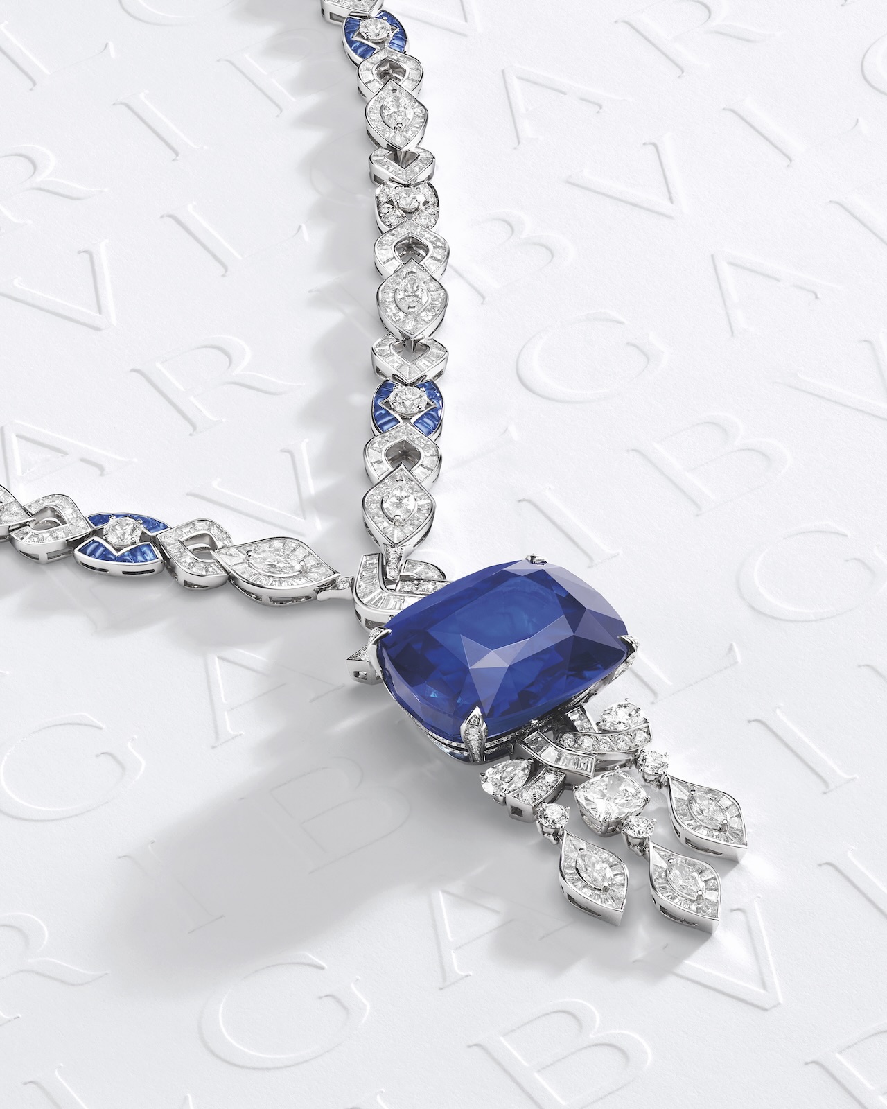 Coup de Projecteur sur les Bijoux en Diamant des Célébrités : Anne Hathaway 14 Coup de Projecteur sur les Bijoux en Diamant des Célébrités : Anne Hathaway