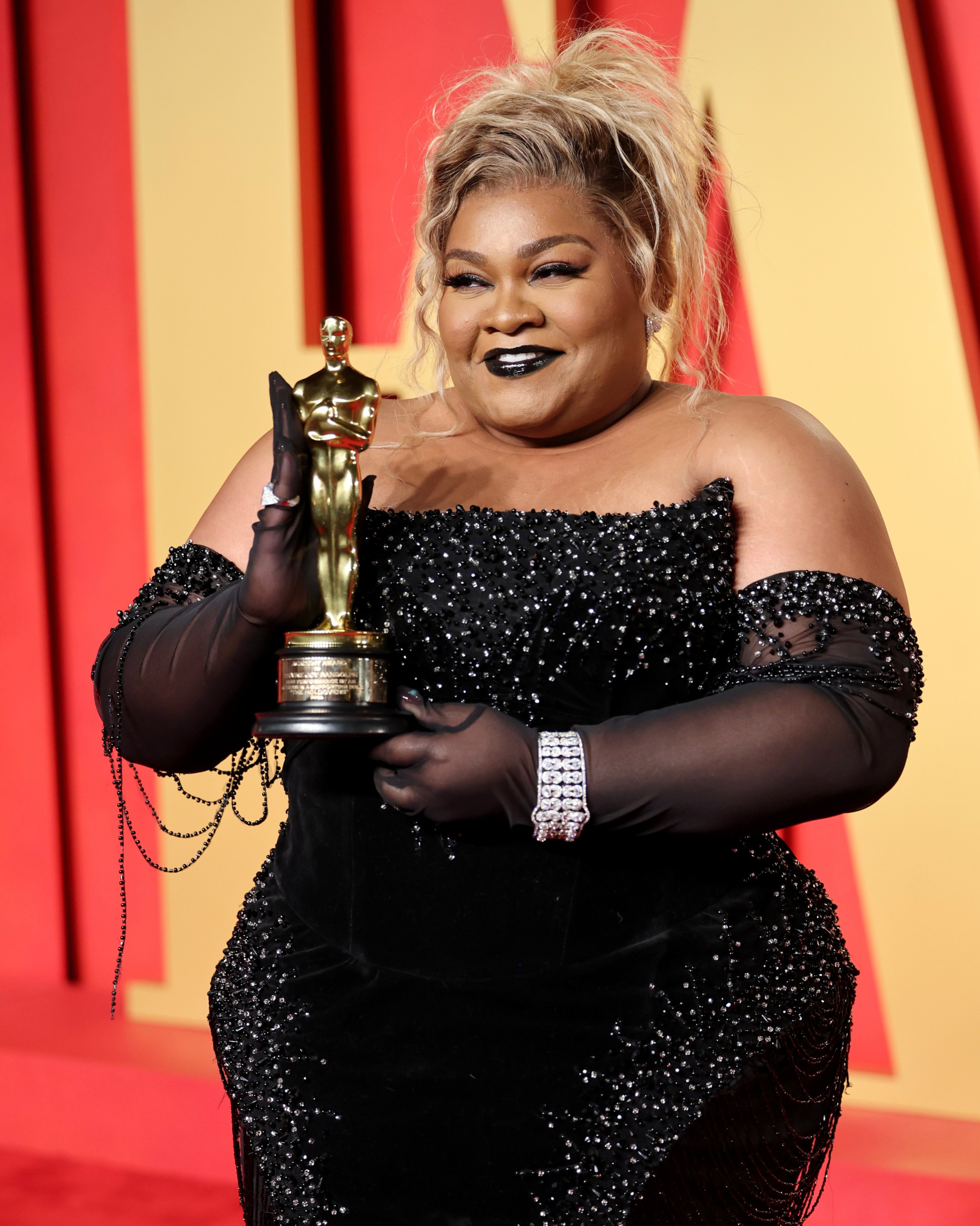 Da'Vine Joy Randolph attends the 2024 Vanity Fair Oscar Party, wearing De Beers diamond jewelry after winning her first Academy Award for Best Supporting Actress for her role in 'The Holdovers.' 