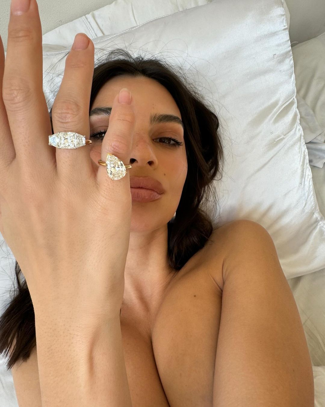 Emily Ratajkowski debuts her reset diamond rings, thanks to jewelry designer Alison Lou. Originally from her toi et moi engagement ring, the model had her diamonds reset for two revamped 'divorce rings.'