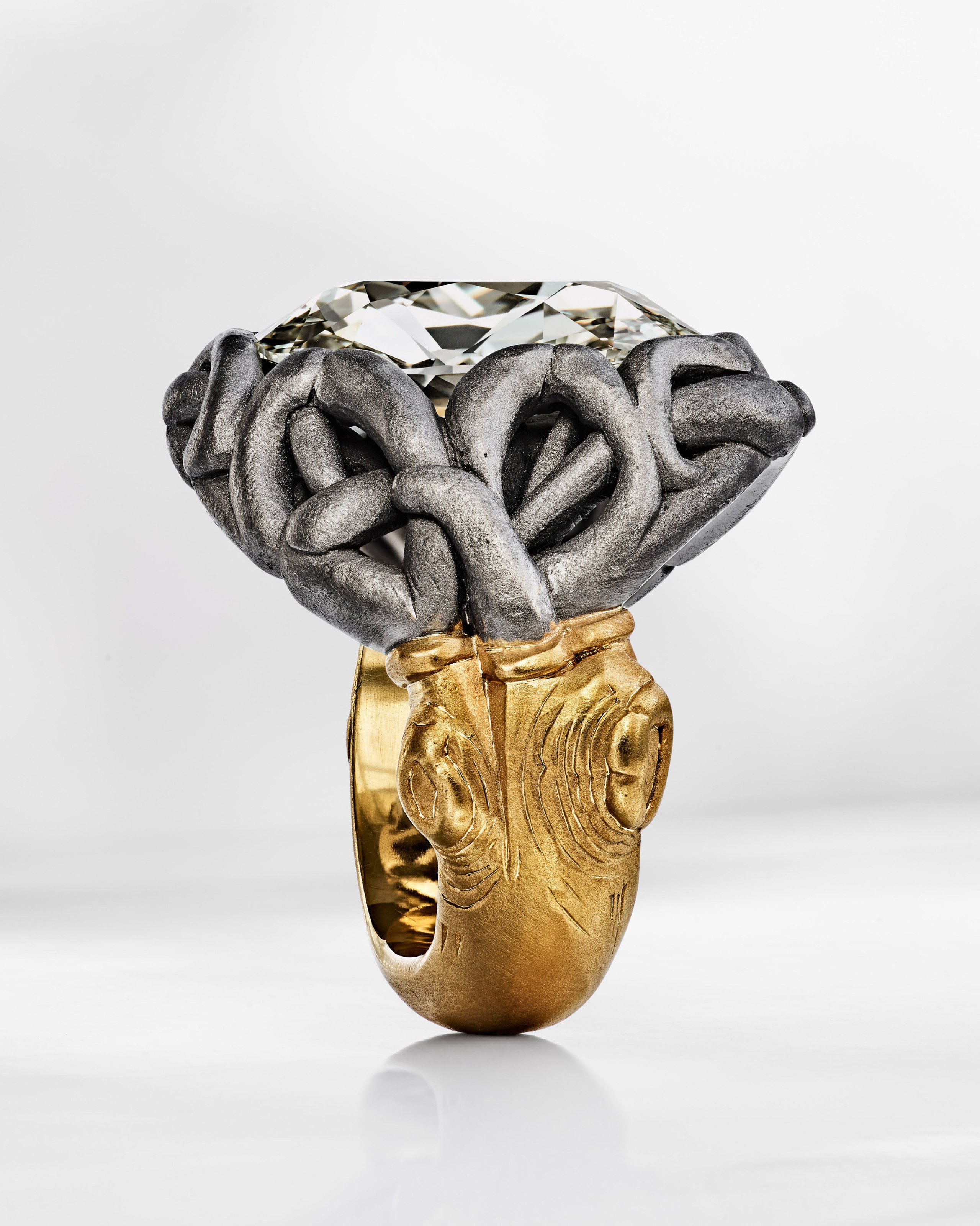 12 Diamond Jewels That Stole the Show at the 2024 TEFAF Art Fair 13 12 Diamond Jewels That Stole the Show at the 2024 TEFAF Art Fair