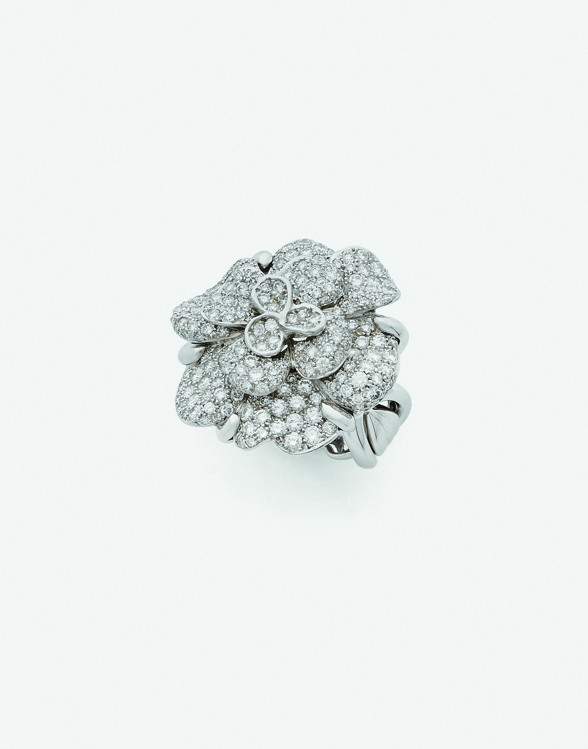 Artcurial brille à Monte-Carlo 6 CHANEL Bague Camelia en or gris ©Artcurial