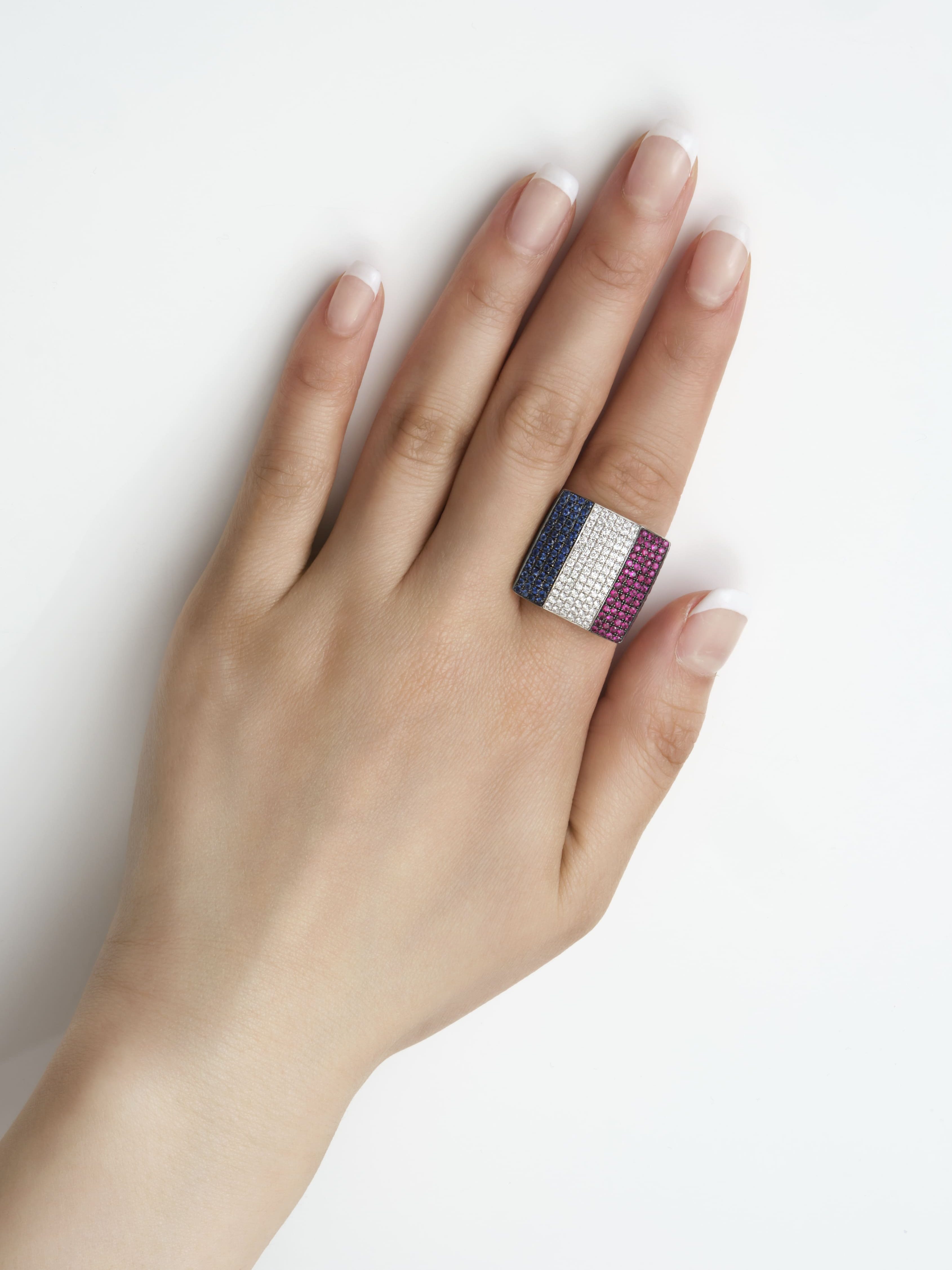 Bague bleu, blanc, rouge. Les diamants célèbrent le 14 juillet