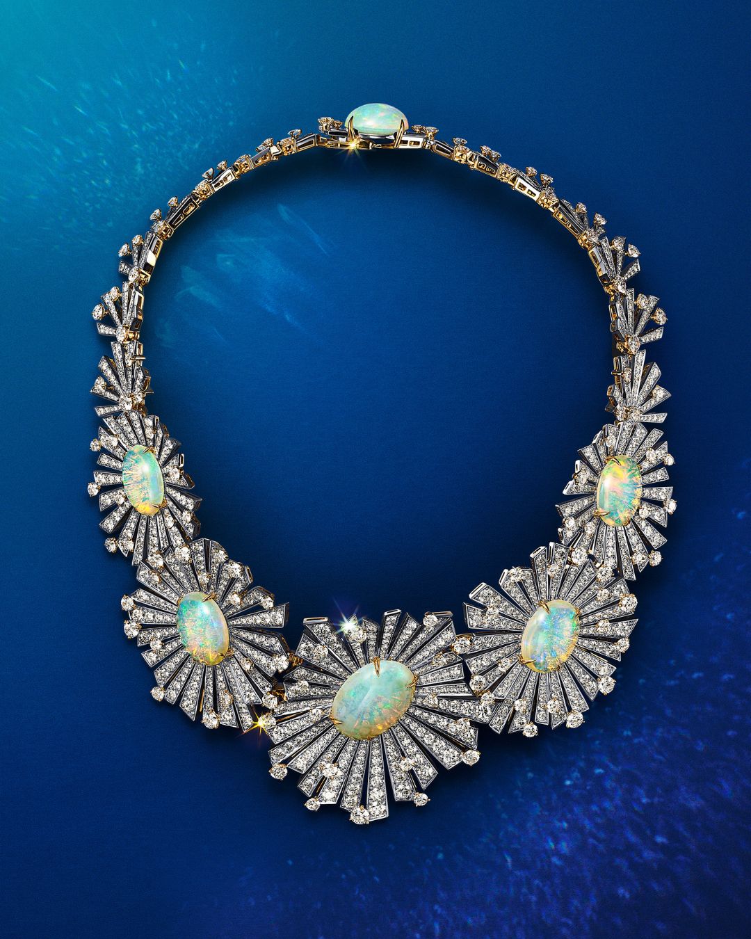 The Best Natural Diamond Jewellery Moments from the Golden Globes 2025 5 The Best Natural Diamond Jewellery Moments from the Golden Globes 2025